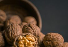 “뇌건강, 일상에서 챙기는 새로운 습관…작은 실천이 만드는 큰 변화” brown garlic on brown bowl