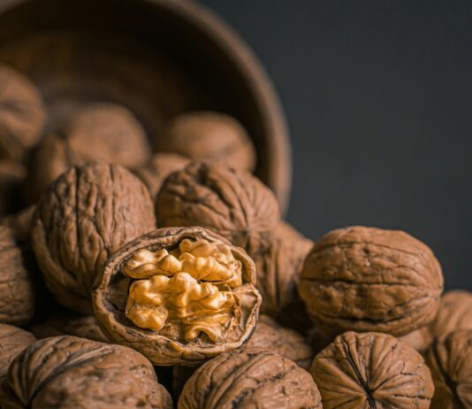 “뇌건강, 일상에서 챙기는 새로운 습관…작은 실천이 만드는 큰 변화” brown garlic on brown bowl