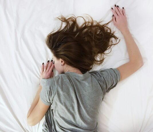만성피로, 꼼꼼한 일상관리로 벗어난다…현대인의 실천법은? woman laying on bed