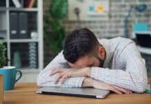 만성피로, 바꿔야 할 일상 습관… 한국식 실천 루틴으로 관리법 찾기 a man sitting at a desk with his head in his hands