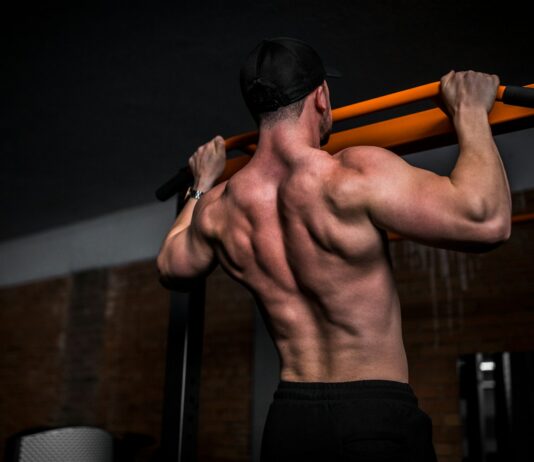 ‘근육 관리’, 탄탄한 일상 위한 새로운 건강 습관으로 주목 topless man in black shorts holding orange bar