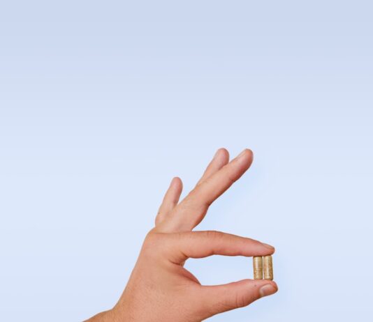 “내 몸에 맞는 영양, 내일을 위한 작은 변화…보충제 똑똑하게 활용하기” A person's hand with a ring on it