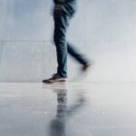 “하루 1만 보 걷기, 정말 효과있을까? 한국인에게 맞는 걷기 습관 찾기” person wearing blue denim jeans beside gray wall