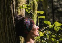 “마음 챙김이 일상 속 트렌드로”… 바쁜 일상에서 실천하는 정신건강 루틴 woman in green long sleeve shirt standing beside tree