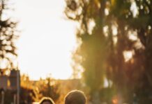 변화하는 여성 건강관리, “소소한 일상이 큰 힘 된다” a group of people sitting on top of a lush green field