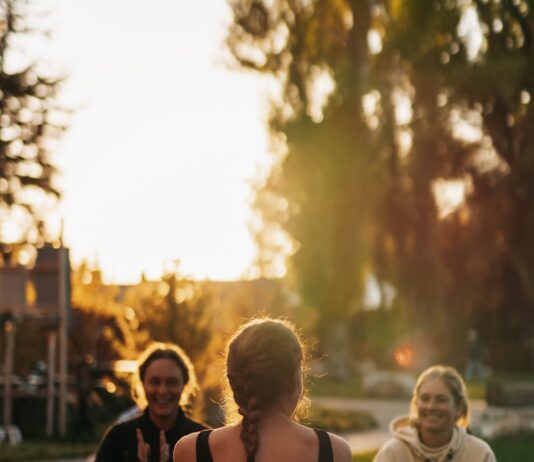 변화하는 여성 건강관리, “소소한 일상이 큰 힘 된다” a group of people sitting on top of a lush green field