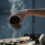 균형 잡힌 삶 위한 대체요법, 일상 속 작은 실천으로 인기 person pouring hot water on white cup