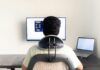 직장인을 위한 거북목·일자목 교정, 간단 스트레칭과 실천 가능한 생활 습관 a man sitting in front of a computer monitor