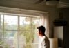 ‘마음 챙김’이 삶을 바꾼다…일상 속 스트레스 줄이는 생활 루틴 man wearing gray and black crew-neck shirt standing and looking out window